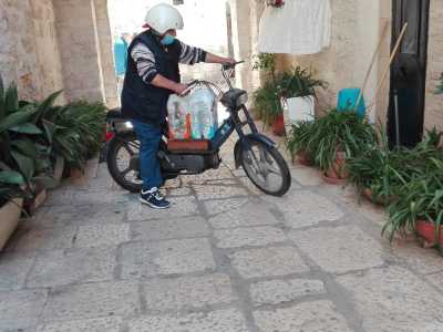 Ma � arrivato il momento di lasciare Gaetano al suo lavoro: c�� da consegnare i fardelli d�acqua alla signora di prima. Cos� il nostro amico si mette casco e mascherina e parte a bordo del suo ciclomotore